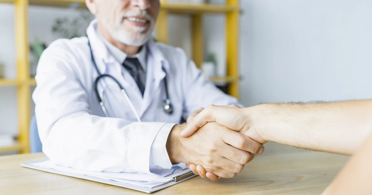 Exame demissional sendo realizado por médico do trabalho Exame demissional sendo realizado por médico do trabalho