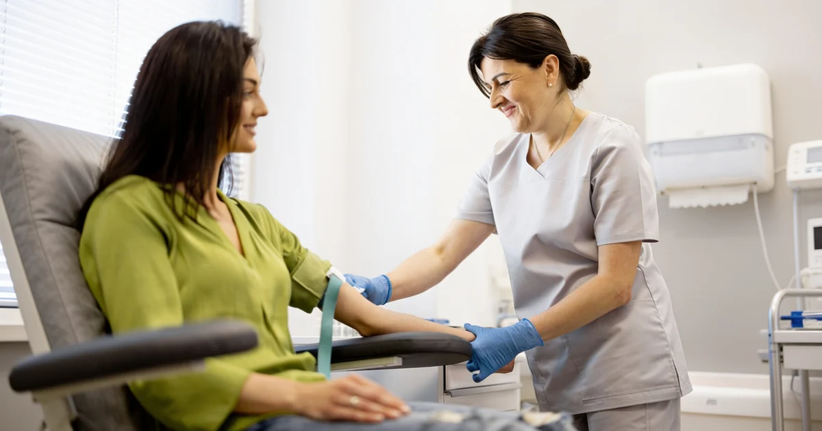 PCMSO o que é - profissional de saúde realizando exame ocupacional PCMSO o que é - profissional de saúde realizando exame ocupacional