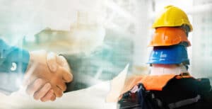 Duas imagens com efeito de mescla digital, a imagem da esquerda é um aperto de mãos, a imagem da direita são capacetes empilhados sobre equipamentos de segurança, simbolizando como organizar uma SIPAT