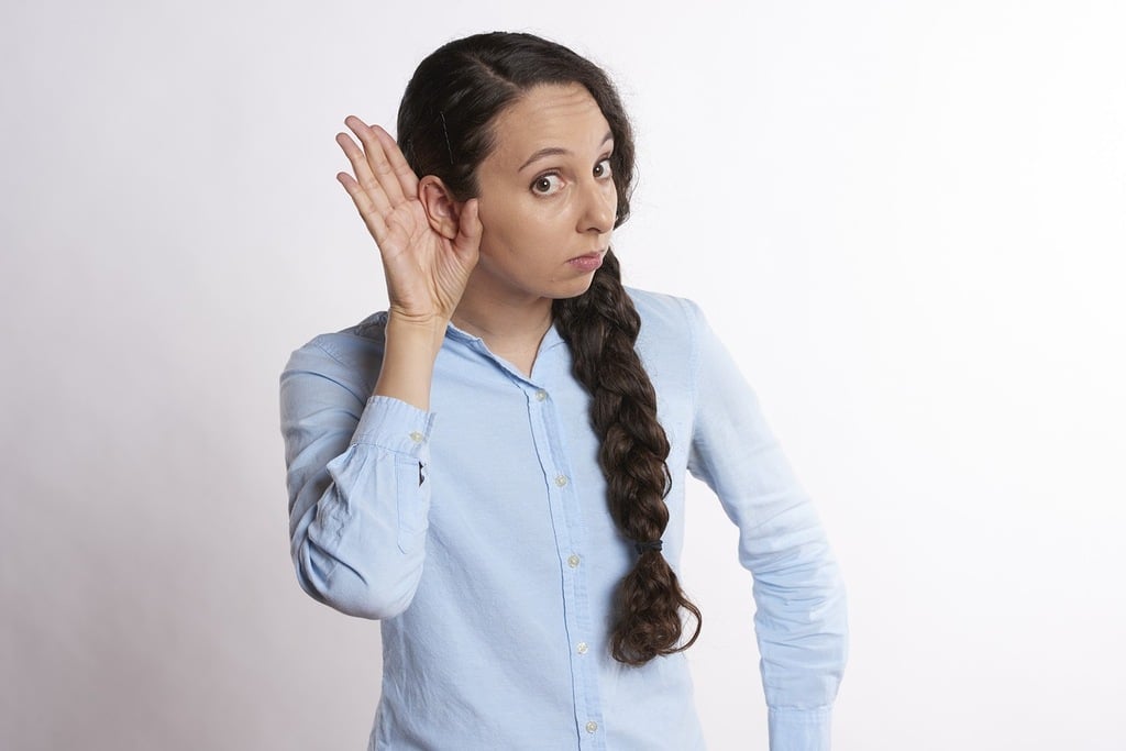 Exame de audiometria onde fazer, mulher sinalizando tentativa de escuta