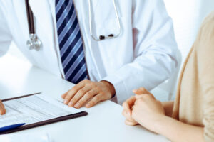 Candidata em avaliação médica em exame pré-admissional