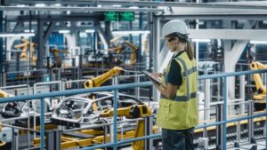 NR12 de Segurança no Trabalho em Máquinas e Equipamentos, engenheira analisando o contexto de um fábrica