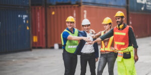 Colaboradores e gestão comemorando a implementação de medidas de segurança no trabalho