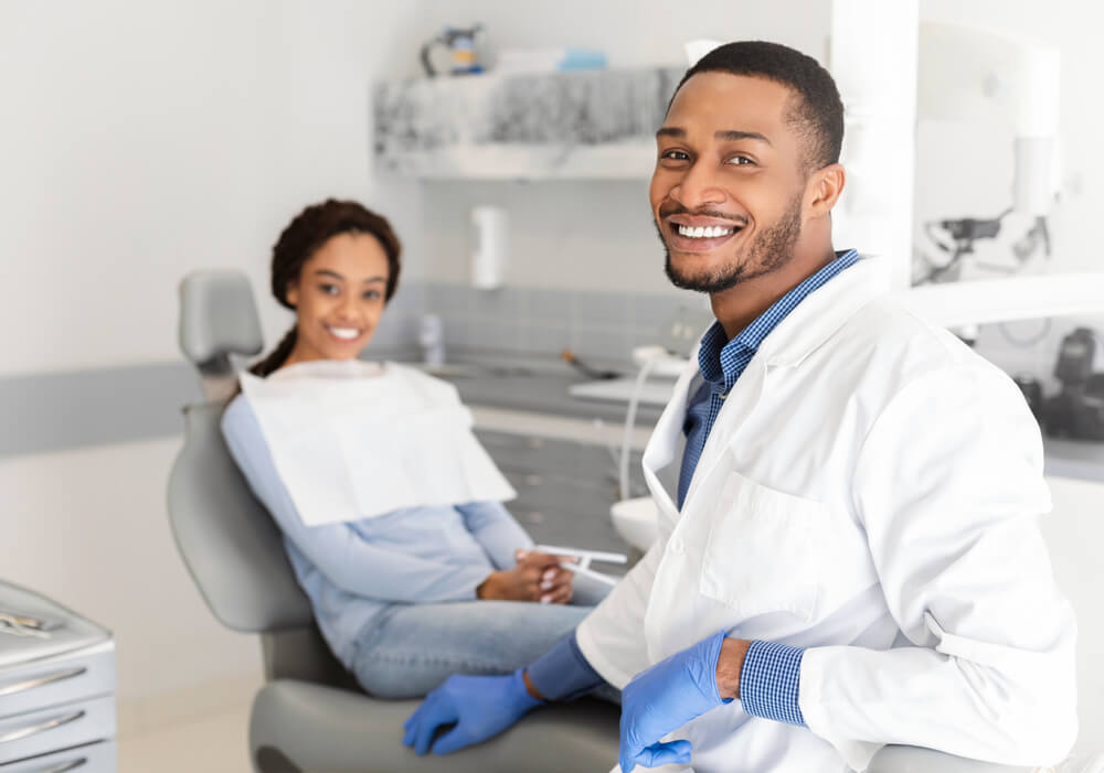 dentista e paciente em consultório