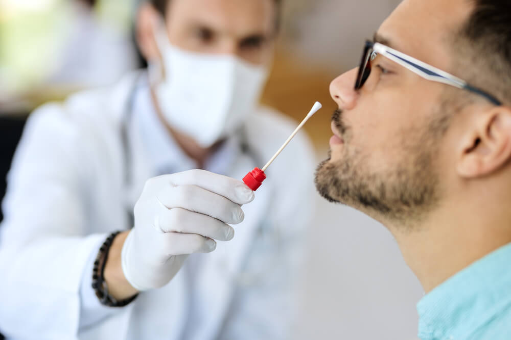 profissional da saúde realizando exames em paciente 