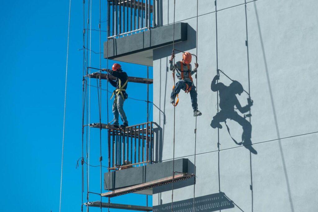 homens em trabalho de altura