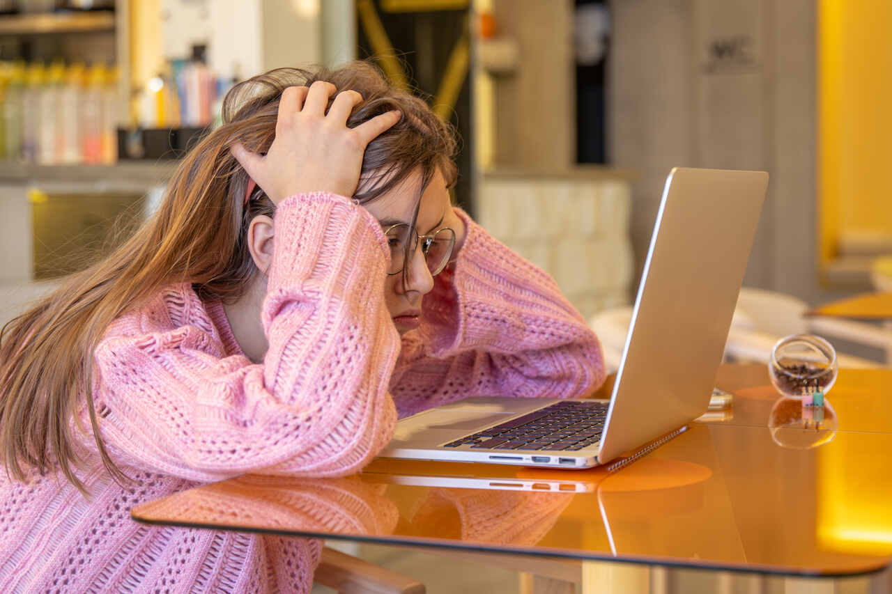 mulher com crise de burnout​