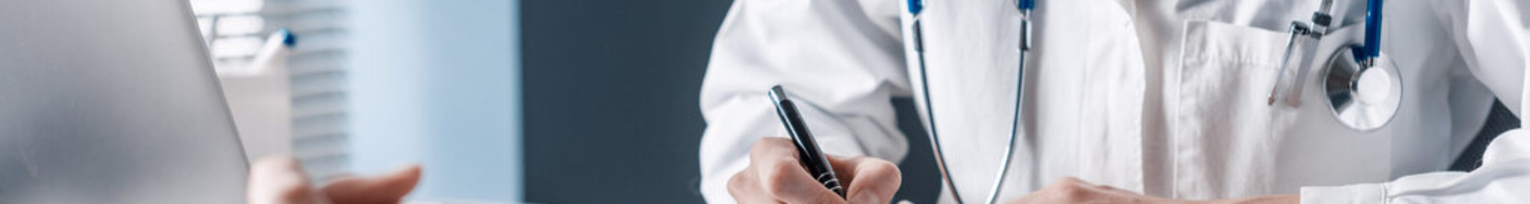 Médica realizando exame admissional, a empresa pode desistir de contratar após exame admissional