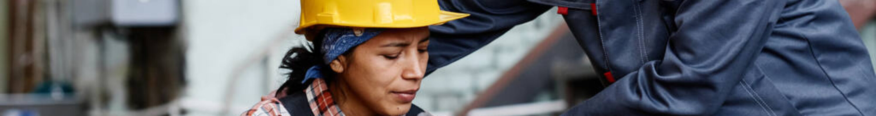 Trabalhadora sendo acolhida após acidente com máquina