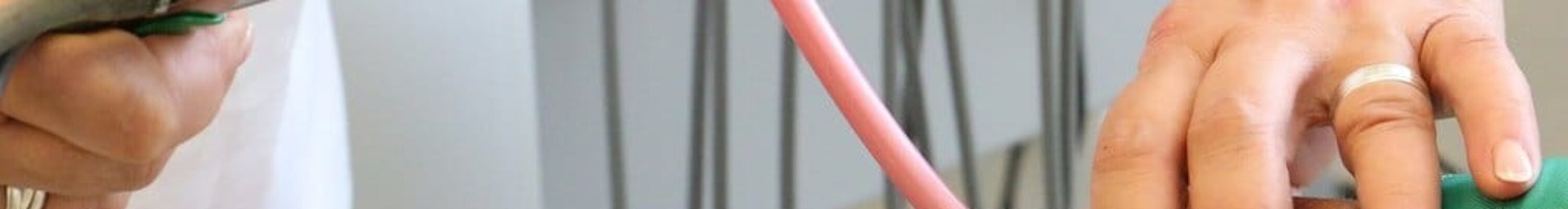 Médico aferindo a pressão de paciente em exame demissional