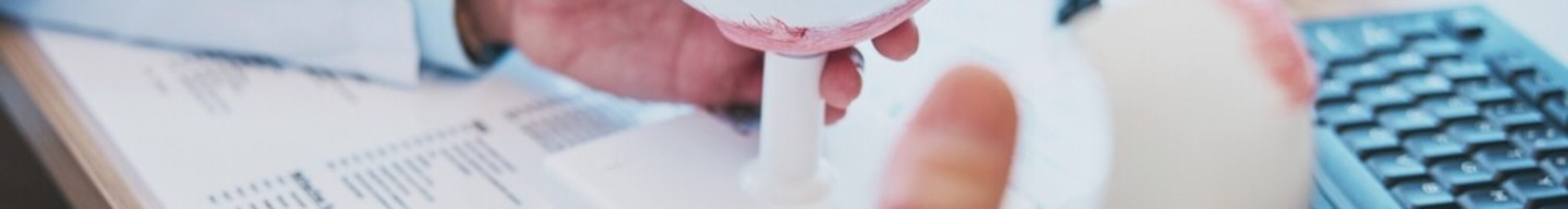 Médico com modelo anatômico do olho explicando o laudo de campimetria visual