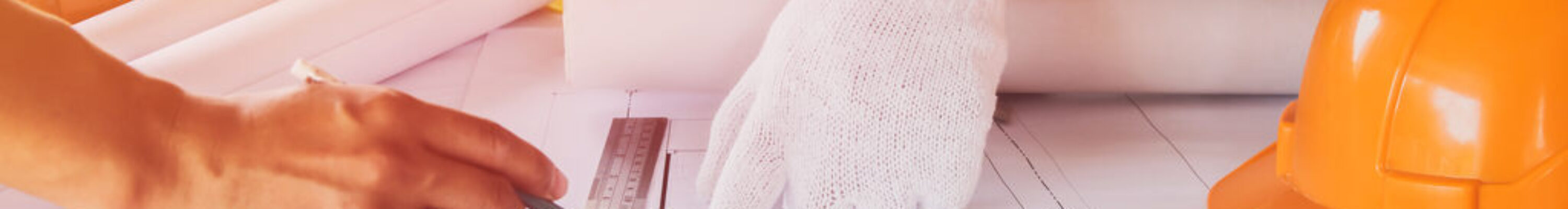 Engenheiros avaliando e elaborando laudo luminotécnico