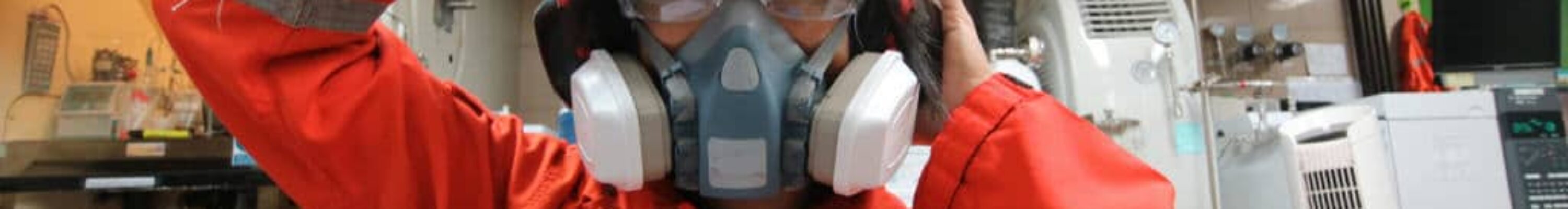 Profissional com equipamentos de segurança, como capacete e máscara, simbolizando medidas PPR