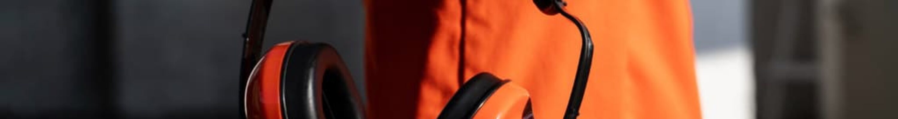 Profissional segurando EPI de ruído ocupacional (protetor auricular)